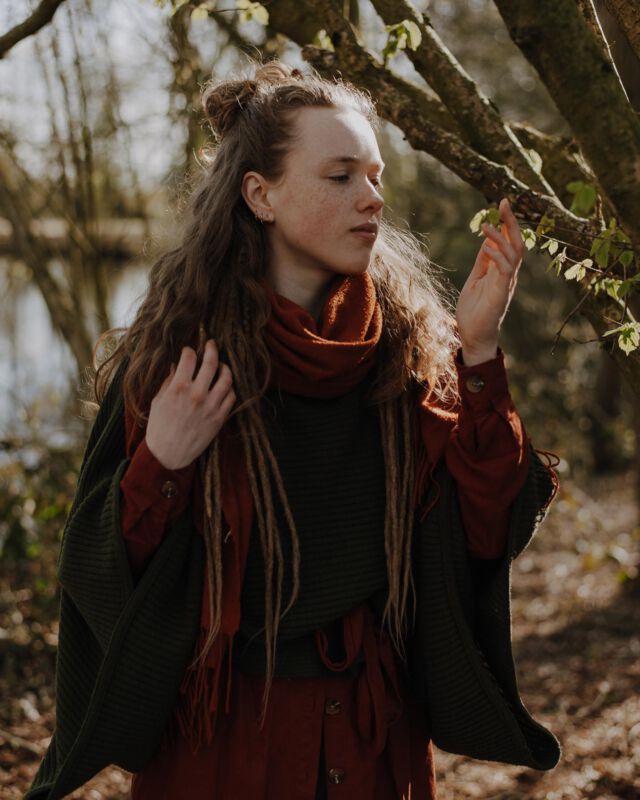 Connect met je innerlijke verlangens.

Deze laatste dagen stonden zo met elkaar verbonden! Steeds weer kwam ik weer terug op mijn innerlijke verlangens. 
Het verlangen naar de natuur en het creatief bezig zijn. Het verlangen naar gewoon niks, en kunnen genieten van de kleine dingen zoals het leven van de natuur en alleen maar bezig kunnen zijn met de dingen die je dan om je heen hebt. 

Ik had afgelopen zaterdag zo’n mooi gesprek met @dewitteleeuwin over primitief leven, hoe de mensheid het vroeger deed en wat er zou gebeuren als wij het zelf zouden doen. 

We waren er dan ook beiden van overtuigd dat we de eerste stap gaan zetten naar het luisteren van onze innerlijke verlangens (hoe onmogelijk het misschien voor nu voelt of lijkt)! 
En geloof mij… dat voelt goed!!

Ga jij ook de eerste stap zetten? Of heb je dat misschien al gedaan🙏

Het mooie persoon op deze foto is @verena.fairy 🌿🤍 Ik ben dankbaar dat ik jou ken!